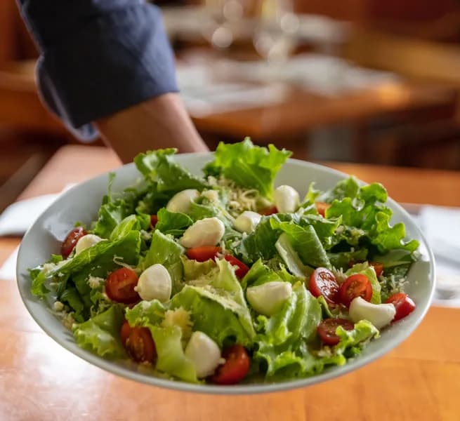 Salada ¡Vení! com folhas frescas, tomate e queijo
